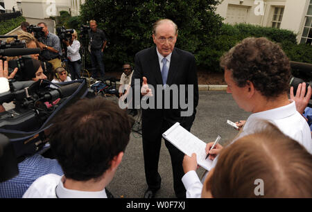 Le sénateur John Rockefeller IV, D-WV, s'adresse aux journalistes après sa rencontre avec le président américain Barack Obama sur la réforme des soins de santé à la Maison Blanche à Washington le 16 septembre 2009. UPI/Roger L. Wollenberg Banque D'Images