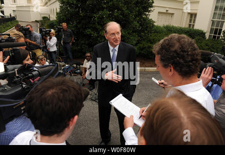 Le sénateur John Rockefeller IV, D-WV, s'adresse aux journalistes après sa rencontre avec le président américain Barack Obama sur la réforme des soins de santé à la Maison Blanche à Washington le 16 septembre 2009. UPI/Roger L. Wollenberg Banque D'Images