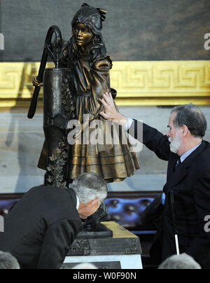 Le chef de la majorité au Sénat Harry Reid, D-NV, et l'American Foundation for the Blind Président et chef de la Direction Carl Augusto regarder et toucher une statue de Helen Keller est dévoilé dans la rotonde du Capitole sur la colline du Capitole à Washington le 7 octobre 2009. UPI/Roger L. Wollenberg Banque D'Images