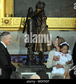 Le chef de la majorité au Sénat Harry Reid, D-NV, et le président de la Chambre Nancy Pelosi, D-CA, qui est maintenant quatre ans, Thibado Malia partager un rire comme une statue d'Helen Keller est dévoilé dans la rotonde du Capitole sur la colline du Capitole à Washington le 7 octobre 2009. Thaibado est un étudiant de l'Institut de l'Alabama pour sourds et aveugles. UPI/Roger L. Wollenberg Banque D'Images