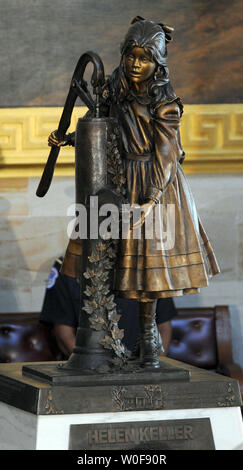 Cette statue de Helen Keller a été dévoilée dans la rotonde du Capitole sur la colline du Capitole à Washington le 7 octobre 2009. UPI/Roger L. Wollenberg Banque D'Images