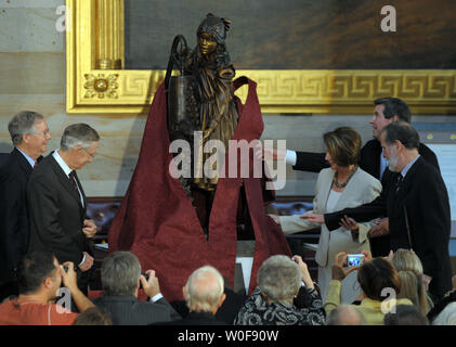 Une statue d'Helen Keller est dévoilé dans la rotonde du Capitole sur la colline du Capitole à Washington le 7 octobre 2009. De gauche sont le leader de l'opposition au Sénat Mitch McConnell, R-KY, chef de la majorité au Sénat Harry Reid, D-NV, Président de la Chambre Nancy Pelosi, D-CA, California Gov. Bob Riley et Fondation américaine pour les aveugles Président et chef de la Direction Carl Augusto. UPI/Roger L. Wollenberg Banque D'Images