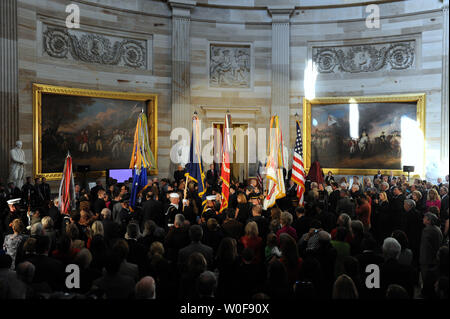 Les couleurs arrivent devant une statue de Helen Keller est dévoilé dans la rotonde du Capitole sur la colline du Capitole à Washington le 7 octobre 2009. UPI/Roger L. Wollenberg Banque D'Images