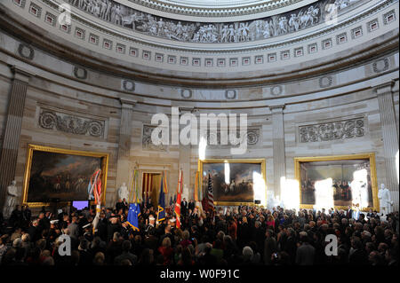 Les couleurs arrivent devant une statue de Helen Keller est dévoilé dans la rotonde du Capitole sur la colline du Capitole à Washington le 7 octobre 2009. UPI/Roger L. Wollenberg Banque D'Images