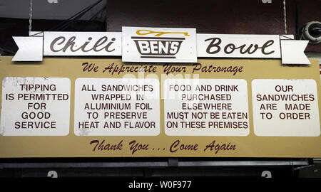 Ben's Chili Bowl est perçue à Washington le 8 octobre 2009. Ben Ali, qui a fondé le Washington Monument en 1958, est décédé d'une insuffisance cardiaque le 7 octobre à l'âge de 82 ans. Le restaurant, d'un luminaire sur le District de Columbia's 'Black Broadway', U Street, célèbre est restée ouverte pendant les émeutes raciales de 1968 à la suite de l'assassinat de Martin Luther King Jr., agents de police et manifestants. UPI/Alexis C. Glenn Banque D'Images