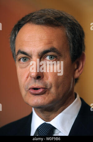 Le Premier ministre espagnol Jose Luis Rodriguez Zapatero parle aux médias sur les haut-parleurs balcon avant cette rencontre avec le président de la Chambre Nancy Pelosi, D-CA, dans le Capitole à Washington le 13 octobre 2009. UPI/Roger L. Wollenberg Banque D'Images