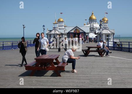 Eastbourne, East Sussex. 27 juin 2019. Météo Royaume-Uni :. Les amateurs de plage profitent du soleil d'été aujourd'hui sur l'embarcadère d'Eastbourne. , East Sussex, Royaume-Uni. Crédit : Ed Brown/Alamy Live News Banque D'Images