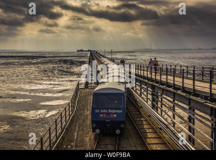 Jetée de Southend, marcher et monter Sir John Betjeman Train sur la plus longue jetée dans le monde. Banque D'Images