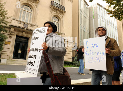 Les manifestants Shoira (à gauche) et Abror Sharipov condamnent le recours au travail des enfants dans les champs de coton en Ouzbékistan, en face de l'ambassade d'Ouzbékistan à Washington le 14 octobre 2009. Sharipov quitté l'Ouzbékistan avec sa famille il y a une décennie, mais dit qu'il a été l'un des nombreux qui ont été forcés de choisir le coton pour le gouvernement. UPI/Roger L. Wollenberg Banque D'Images