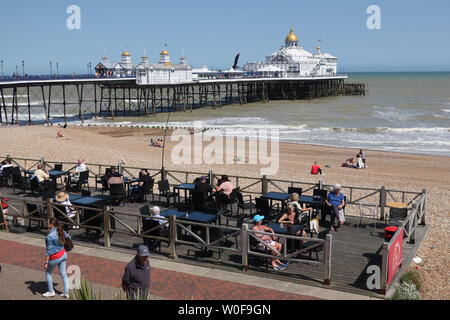 Eastbourne, East Sussex. 27 Jun 2019. UK : Météo.amateurs de plage profiter du soleil en été aujourd'hui à Eastbourne, East Sussex, UK. Credit:Ed Brown/Alamy Live News Banque D'Images