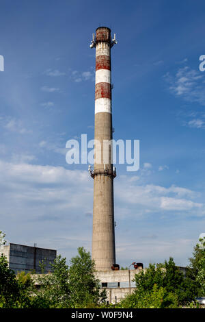 Cheminées d'une ancienne usine. Pour les émissions des tuyaux d'air. Antennes de Communication Canada sur la vieille cheminée industrielle. Banque D'Images