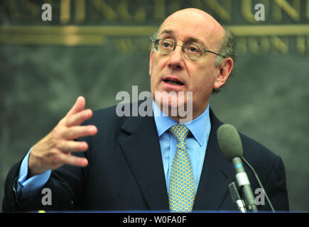 Kenneth Feinberg, Maître spécial d'indemnisation en vertu du programme TARP (Troubled Asset Relief Program), parle sur son nouveau rapport qui décrit les restrictions pour la paye des employés haut à sept des plus grandes sociétés financières américaines, à Washington le 23 octobre 2009. UPI/Kevin Dietsch Banque D'Images