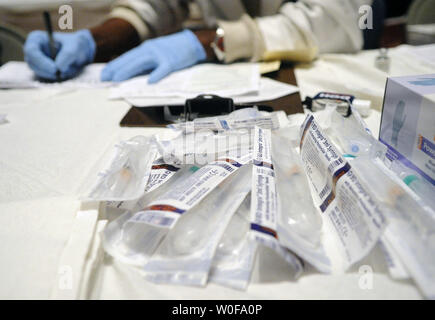 Un agent de santé remplit la paperasse après administration d'une H1N1 la vaccination à Hardy Middle School à Washington le 24 octobre 2009. Le président américain Barack Obama a signé une déclaration d'urgence, autorisant les responsables de la santé à contourner les règles fédérales afin de répondre à l'épidémie de grippe sinus plus rapidement. Plus de 1 000 personnes sont mortes de la grippe H1N1. UPI/Alexis C. Glenn Banque D'Images