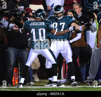 Philadelphia Eagles receveur DeSean Jackson célèbre avec coéquipier Brent Celek après précipitation de 67 verges au cours du premier trimestre à FedEx Field à Landover, Maryland le 26 octobre 2009. UPI/Kevin Dietsch Banque D'Images