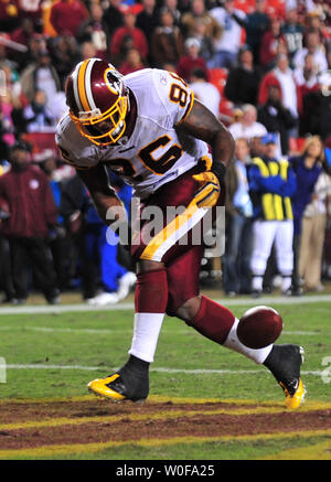 Redskins de Washington tight end Fred Davis supprime une possible fin de toucher des roues contre les Eagles de Philadelphie au cours du quatrième trimestre à FedEx Field à Landover, Maryland le 26 octobre 2009. L'Eagles défait les Redskins poignéés 27 17/32 po UPI/Kevin Dietsch Banque D'Images