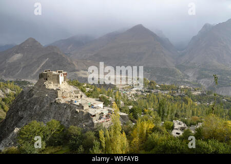 Le Pakistan, Gilgit Baltistan Karimabad, Ville, Hunza Valley, vue de ville et Karimabad Baltit fort du 13e siècle surplombant la ville de l'Architecture tibétaine Banque D'Images
