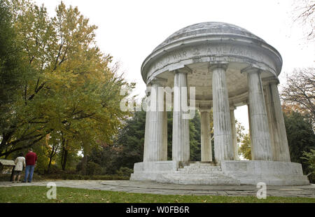 Souvent négligé par les touristes et les résidents, le monument commémoratif de guerre DC sur le National Mall se trouve négligé et besoin de restauration le 10 novembre 2009. Créé en 1931 en mémoire de DC résidents qui ont perdu la vie au cours de la Première Guerre mondiale, c'est le seul monument dans la capitale du pays consacré la Grande Guerre. UPI/Madeline Marshall Banque D'Images