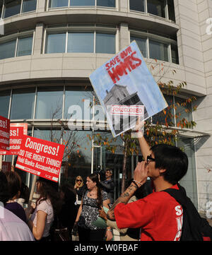 Les manifestants protestent contre le géant bancaire Goldman Sachs' prévoit de distribuer environ 23 millions de dollars en primes près de l'un des bureaux de Washington le 16 novembre 2009. UPI/Roger L. Wollenberg Banque D'Images