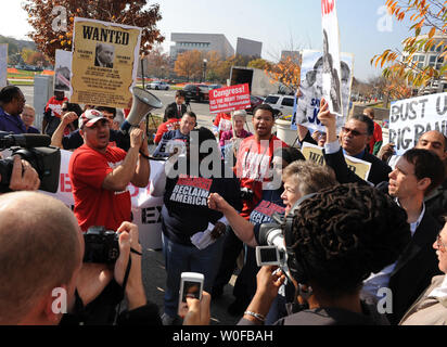 Les manifestants protestent contre le géant bancaire Goldman Sachs' prévoit de distribuer environ 23 millions de dollars en primes près de l'un des bureaux de Washington le 16 novembre 2009. UPI/Roger L. Wollenberg Banque D'Images