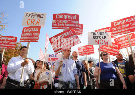 Les manifestants protestent contre le géant bancaire Goldman Sachs' prévoit de distribuer environ 23 millions de dollars en primes près de l'un des bureaux de Washington le 16 novembre 2009. UPI/Roger L. Wollenberg Banque D'Images