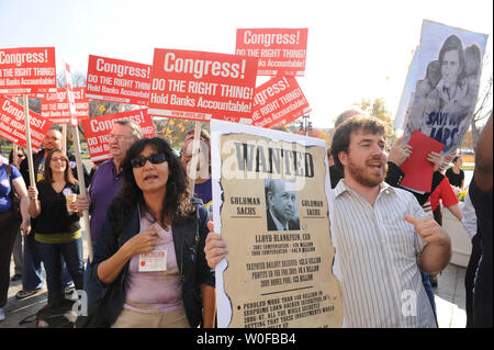 Les manifestants protestent contre le géant bancaire Goldman Sachs' prévoit de distribuer environ 23 millions de dollars en primes près de l'un des bureaux de Washington le 16 novembre 2009. UPI/Roger L. Wollenberg Banque D'Images