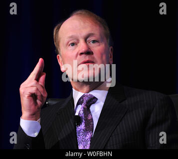 John Chambers, PDG de Cisco Systems, Inc, s'exprime sur la réforme de l'éducation qu'il participe à une table ronde sur la reconstruction des PDG de la prospérité mondiale, à Washington le 17 novembre 2009. UPI/Kevin Dietsch Banque D'Images