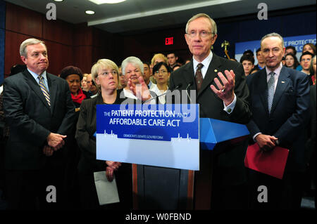 Le chef de la majorité au Sénat Harry Reid (D-NV) s'exprime sur le projet de loi de réforme des soins de santé Soins de santé lors d'une manifestation à Washington le 19 novembre 2009. Reid a déclaré que le Sénat tiendra un vote d'essai de soins de santé ce samedi. Reid a été rejoint par, de gauche à droite, le sénateur Richard Durbin (D-IL), la sénatrice Patty Murray (D-WA), le sénateur Charles Schumer (D-NY) et d'autres partisans des soins de santé. UPI/Kevin Dietsch Banque D'Images