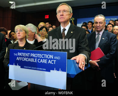 Le chef de la majorité au Sénat Harry Reid (D-NV) s'exprime sur le projet de loi de réforme des soins de santé Soins de santé lors d'une manifestation à Washington le 19 novembre 2009. Reid a déclaré que le Sénat tiendra un vote d'essai de soins de santé ce samedi. Reid a été rejoint par, de gauche à droite, la sénatrice Patty Murray (D-WA), le sénateur Charles Schumer (D-NY) et d'autres partisans des soins de santé. UPI/Kevin Dietsch Banque D'Images