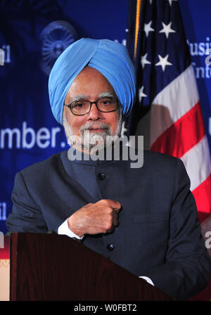 Le Premier Ministre indien Manmohan Singh prononce une allocution lors d'un déjeuner à la Chambre de Commerce des États-Unis à Washington le 23 novembre 2009. Singh a parlé de l'importance de l'investissement et le commerce bilatéral entre les États-Unis et l'Inde. UPI/Kevin Dietsch Banque D'Images