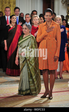 La Première Dame Michelle Obama (R) est la première dame avec l'Inde Gursharan Kaur comme l'Obama bienvenue Le Premier Ministre indien Manmohan Singh et sa femme à la Maison Blanche à Washington, le 24 novembre 2009. UPI/Kevin Dietsch Banque D'Images