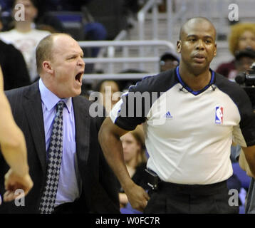 Milwaukee Bucks Head coach Scott Skiles (L) hurle après un fonctionnaire après avoir été appelé pour une double-faute technique et expulsé du match contre les Washington Wizards au premier trimestre au Verizon Center à Washington le 2 décembre 2009. UPI/Alexis C. Glenn Banque D'Images