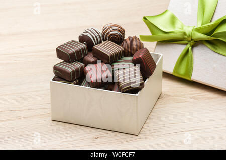 Mélange de chocolat et de praliné dans leur boîte-cadeau Banque D'Images