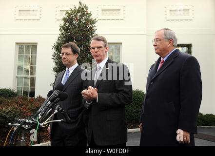 Bank of New York Mellon, PRÉSIDENT-DIRECTEUR GÉNÉRAL Bob Kelly, US Bancorp Président, Président-directeur général Richard Davis, et PNC Président et chef de la direction Jim Rohr (G à D) parler avec les médias après sa rencontre avec le président américain Barack Obama et d'autres membres de l'industrie des services financiers à la Maison Blanche à Washington le 14 décembre 2009. UPI/Roger L. Wollenberg Banque D'Images