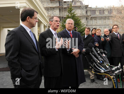Bank of New York Mellon, PRÉSIDENT-DIRECTEUR GÉNÉRAL Bob Kelly, US Bancorp Président, Président-directeur général Richard Davis, et PNC Président et chef de la direction Jim Rohr (G à D) parler avec les médias après sa rencontre avec le président américain Barack Obama et d'autres membres de l'industrie des services financiers à la Maison Blanche à Washington le 14 décembre 2009. UPI/Roger L. Wollenberg Banque D'Images