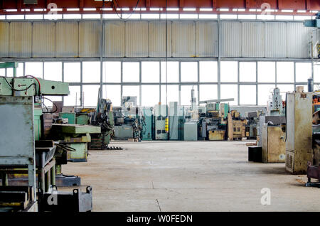 Grand hall industriel. L'équipement de tournage de vieilles machines en usine. Banque D'Images