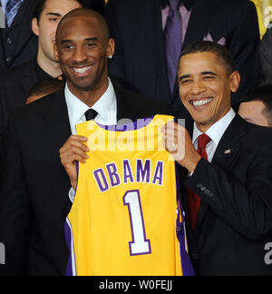 Le président des États-Unis, Barack Obama, sourire après Kobe Bryant garde lui a donné un maillot de l'équipe comme Obama accueille le Champion 2009 Association nationale de basket-ball Los Angeles Lakers dans l'East Room de la Maison Blanche à Washington le 25 janvier 2010. UPI/Roger L. Wollenberg Banque D'Images