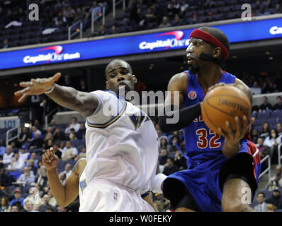 Detroit Pistons Richard Hamilton (32) a l'air de passer la balle contre Washington Wizards Antawn Jamison au cours de la première période à la Verizon Center à Washington le 12 janvier 2010. UPI/Alexis C. Glenn Banque D'Images