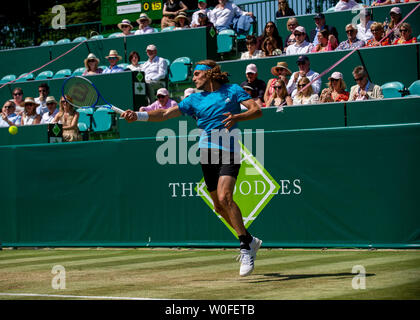Stoke Poges, España. 27 Juin, 2019. Stefanos Tsitsipas (GRE) en photo joue Roberto Bautista Agut (ESP) dans le premier match de la journée sur la troisième journée du Boodles à Stoke Park Country Club, hôtel et spa. Credit : Maureen McLean/Alamy Live News Banque D'Images