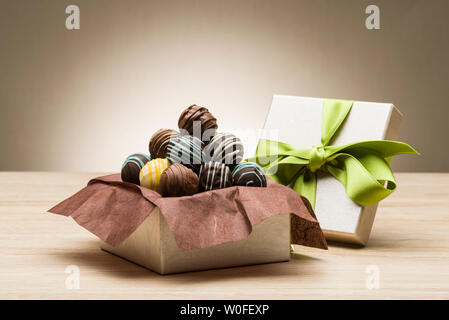 Chocolats Assortis confiserie dans leur boîte-cadeau Banque D'Images