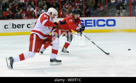 Detroit Red Wings Pavel Datsyuk (13) tente un tir que les Capitals de Washington Nicklas Backstrom (19) défend au cours de la première période au Verizon Center à Washington le 19 janvier 2010. UPI/Alexis C. Glenn Banque D'Images