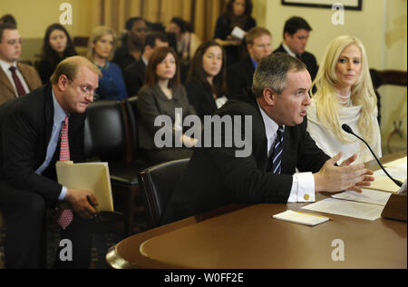 Tareq Salahi (C) rend les commentaires comme sa femme Michaele (R) et son avocat Stephen Best (L) écouter lors de la Chambre du Comité de sécurité intérieure audition "l'United States Secret Service et la protection de l'élection présidentielle : un examen d'une panne du système', sur la colline du Capitole, le 20 janvier 2010, à Washington D.C., Les Salahis-gate, qui aurait écrasé la White House's Dîner d'État pour l'Inde l'année dernière, ont été photographiés avec le président Barack Obama et le Vice-président Joe Biden. Le couple a plaidé le 5ème amendement et n'a pas répondu à vos questions. UPI/Mike Theiler Banque D'Images