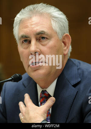 Président et chef de la direction d'ExxonMobil Corp. Rex Tillerson témoigne devant le Comité de l'énergie et du Commerce de la Chambre, sur la colline du Capitole, le 20 janvier 2010, à Washington D.C., Tillerson a témoigné sur le projet de fusion entre ExxonMobil et XTO Energy, Inc. et l'impact sur nous les marchés de l'énergie. UPI/Mike Theiler Banque D'Images