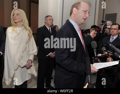 Michaele Salahi (arrière,L) et son mari Tareq écouter leur procureur Stephen Best (premier plan,R) après l'Assemblée du Comité de la sécurité intérieure audition "l'United States Secret Service et la protection de l'élection présidentielle : un examen d'une panne du système', sur la colline du Capitole, le 20 janvier 2010, à Washington D.C., Les Salahis, dans une violation de la sécurité, aurait-gate est écrasé la White House's Dîner d'État pour l'Inde l'année dernière, et ont été photographiés avec le président Barack Obama et le Vice-président Joe Biden, parmi d'autres notables. UPI/Mike Theiler Banque D'Images