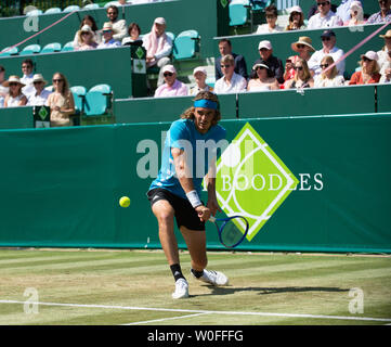 Stoke Poges, España. 27 Juin, 2019. Stefanos Tsitsipas (GRE) en photo joue Roberto Bautista Agut (ESP) dans le premier match de la journée sur la troisième journée du Boodles à Stoke Park Country Club, hôtel et spa. Credit : Maureen McLean/Alamy Live News Banque D'Images