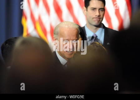 Le Vice-président américain Joe Biden salue les membres de service après avoir parlé sur la non-prolifération et l'ordre du jour de sécurité nationale des États-Unis à l'Université de la Défense nationale à Fort McNair à Washington le 18 février 2010. UPI/Alexis C. Glenn. Banque D'Images