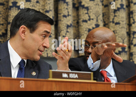 Rempl. Darrell Issa (R-CA) (L) et président de la Rép. de villages (D-NY) parler en tant que secrétaire des Transports, Ray LaHood témoigne à un contrôle interne et la réforme du gouvernement audience de comité sur la Toyota récents incidents d'accélération involontaire soudaine sur la colline du Capitole à Washington le 24 février 2010. UPI/Alexis C. Glenn Banque D'Images