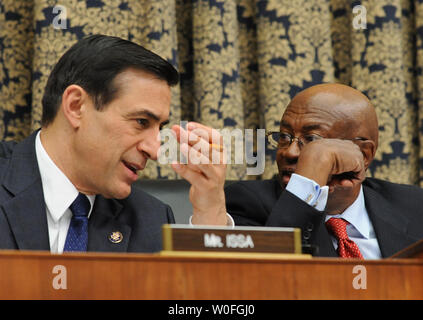 Rempl. Darrell Issa (R-CA) (L) et président de la Rép. de villages (D-NY) parler en tant que secrétaire des Transports, Ray LaHood témoigne à un contrôle interne et la réforme du gouvernement audience de comité sur la Toyota récents incidents d'accélération involontaire soudaine sur la colline du Capitole à Washington le 24 février 2010. UPI/Alexis C. Glenn Banque D'Images