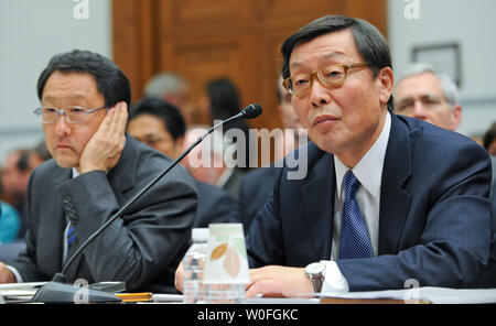 Pdg de Toyota Akio Toyoda (L) et Yoshimi Inaba, président et directeur de Toyota Motor North America, Inc. témoigner lors d'un contrôle de la Chambre et la réforme du gouvernement audience de comité sur la Toyota incidents récents d'accélération involontaire soudaine sur la colline du Capitole à Washington le 24 février 2010. UPI/Alexis C. Glenn Banque D'Images