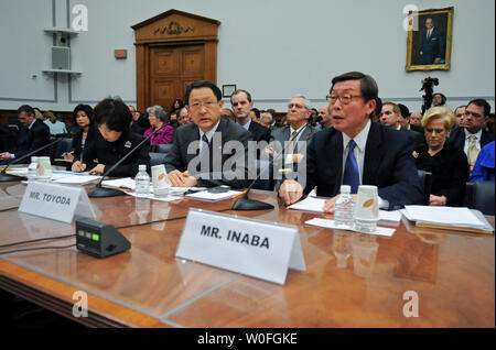 Pdg de Toyota Akio Toyoda (C) et Yoshimi Inaba, président et directeur de Toyota Motor North America, Inc. témoigner lors d'un contrôle de la Chambre et la réforme du gouvernement audience de comité sur la Toyota incidents récents d'accélération involontaire soudaine sur la colline du Capitole à Washington le 24 février 2010. UPI/Alexis C. Glenn Banque D'Images