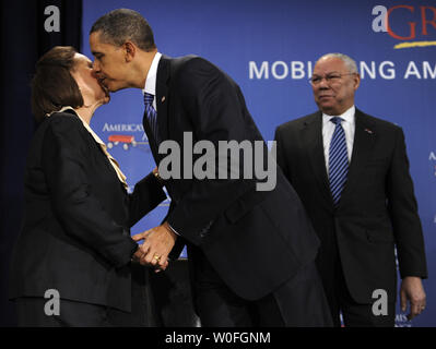 Le président américain, Barack Obama (C) bisous Alma Powell, épouse de l'ancien secrétaire d'État Le Général Colin Powell (R), après que le président Obama a parlé lors d'une promesse de l'Amérique l'éducation de l'Alliance à Washington de l'événement le 1 mars 2010. Le président Obama a annoncé de nouvelles mesures pour améliorer les écoles et a cité l'Alliance, créé par l'ancien secrétaire d'État Colin Powell, comme un exemple d'une société qui se consacre à améliorer la vie des enfants et des jeunes. UPI/Mike Theiler Banque D'Images